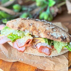 Панини с копченым окороком и свежими овощами