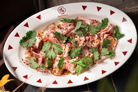 Копченый свиной окорок