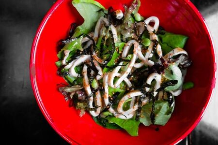 Салат с кальмаром