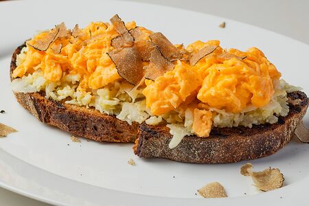 Тост с цветной капустой, скремблом и трюфелем