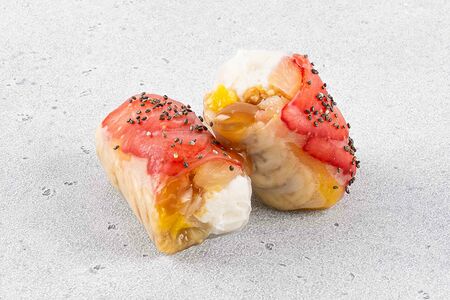 Спринг ролл с клубникой