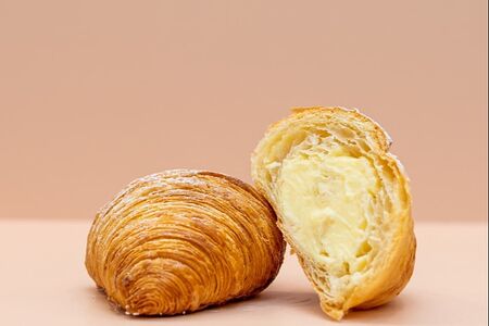 Круассан с заварным кремом