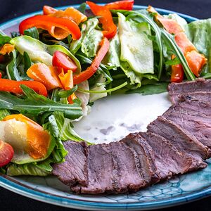 Теплый салат с томленой говядиной 