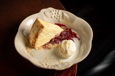 Баскский чизкейк с вишневым соусом