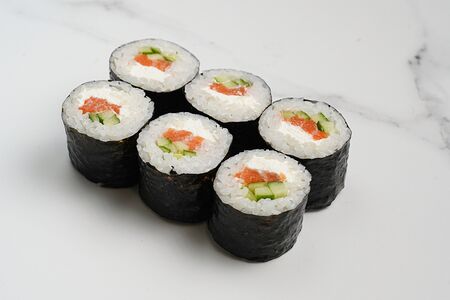 Малый ролл с лососем, огурцом и сыром №46