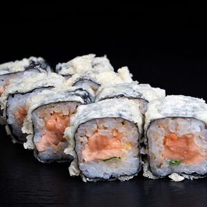 Теплый ролл с лососем