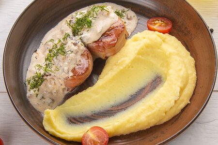 Медальоны из cвинoй вырезки в беконе