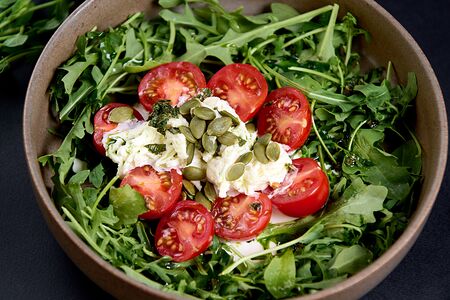 Салат со страчателлой и томатами 