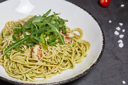 Спагетти с креветками и цукини