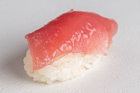 Суши с тунцом