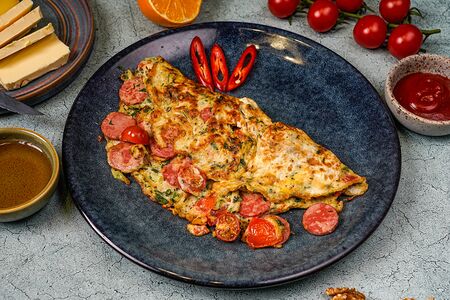 Омлет с сосиской и острым перцем