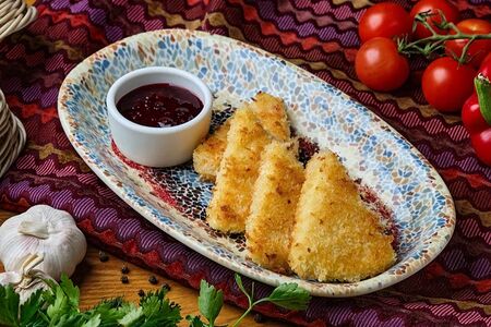 Жареный сулугуни с ягодным соусом