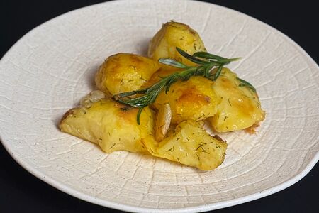 Печёный картофель с розмарином и чесноком
