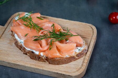 Брускетта с копченым лососем и сливочным сыром