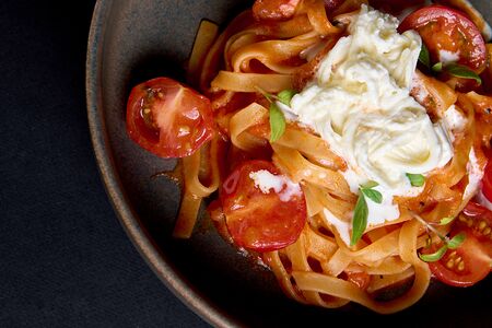 Паста со страчателлой и черри