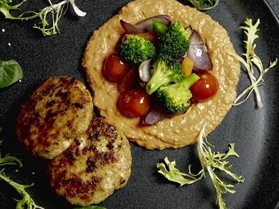 Куриные биточки с глазированными овощами