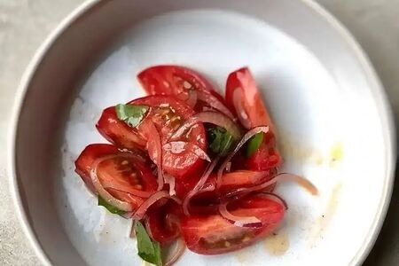 Томаты с красным луком и базиликом