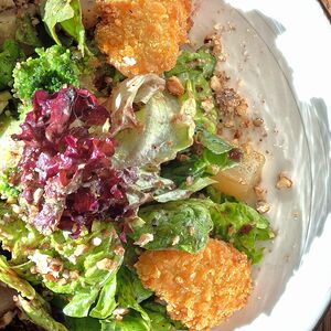 Салат с камамбером и грушей