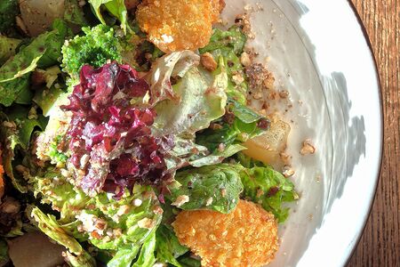 Салат с камамбером и грушей