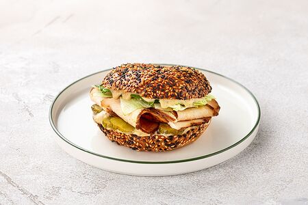 Бейгл с пастрами из индейки