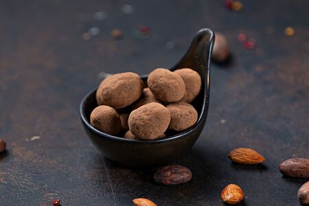 Жареный миндаль и джандуйя в молочном шоколаде