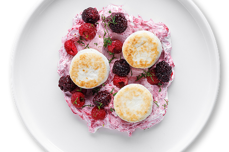 Белковые сырники со сливочным кремом и ягодами