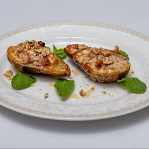 Груша с домашним сыром и орехами
