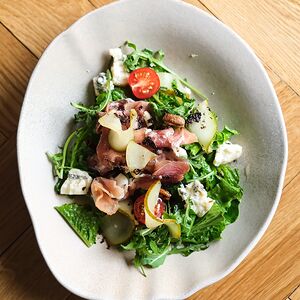 Салат с прошутто, грушей и сыром горгонзола