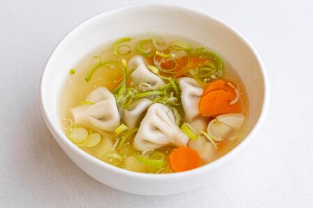 Бульон с мини-хинкали