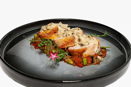 Куриный рулет с беконом под сливочно-грибным соусом 