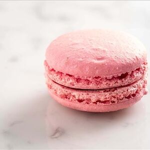 Макарон малиновый