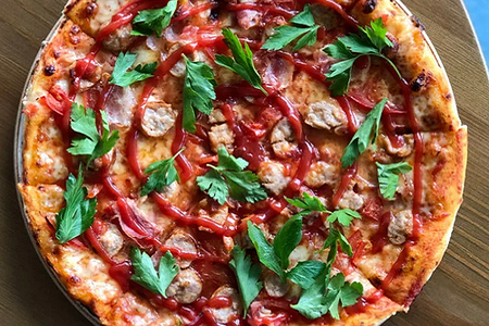 Пицца с тирольскими колбасками маленькая