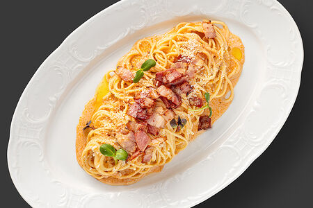 Спагетти с беконом в сливочно-томатном соусе