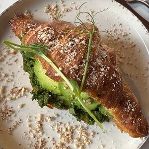 Круассан с вегетарианским песто и авокадо