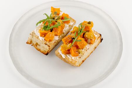 Брускетта с печеной тыквой и козьим сыром