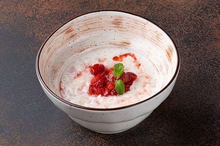 Рисовая каша на кокосовом молоке с малиновым конфитюром