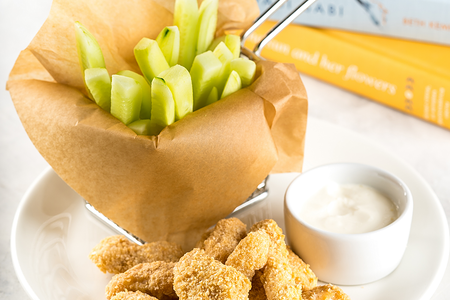 Запеченные диетические наггетсы из индейки в овсяных хлопьях с огуречными палочками и сметаной