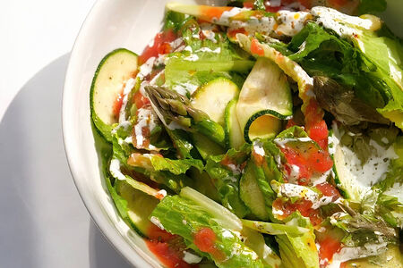 Салат ала помодоро с сезонной спаржей и цукини