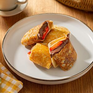 Блины с шоколадно-ореховой пастой Нутелла и клубникой