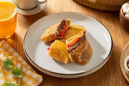 Блины с шоколадно-ореховой пастой Нутелла и клубникой