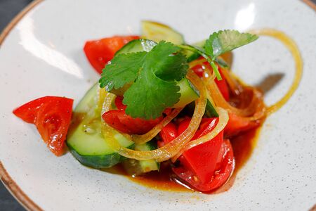 Овощной салат с соусом шакарап