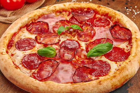 Пицца с чоризо, пеперони, ветчиной