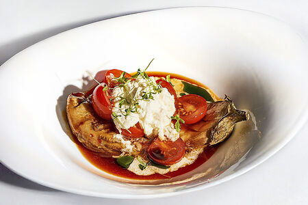 Печёный баклажан с томатами и страчателлой в сладком чили