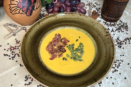 Крем-суп из тыквы с беконом и семечками