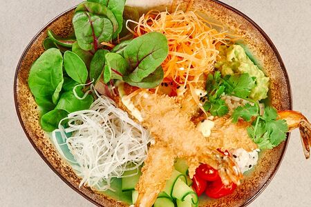 Боул с креветками и соусом васаби