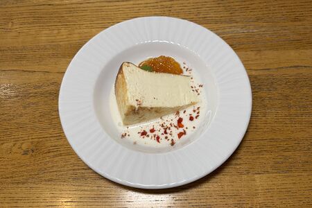 Баскский сырный торт с топленым мороженым и абрикосовым джемом