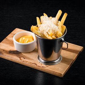 Картофель фри с пармезаном
