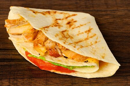 Кесадилья с курицей и плавленым сыром чеддер