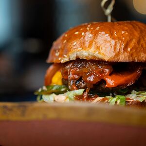 Бургер с говядиной, пикулями кимчи, луковым и чили джемами