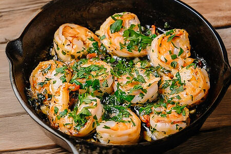 Креветки, обжаренные с чесноком и петрушкой